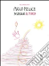 Mano felice disegna il fuoco Mano felice disegna il fuoco